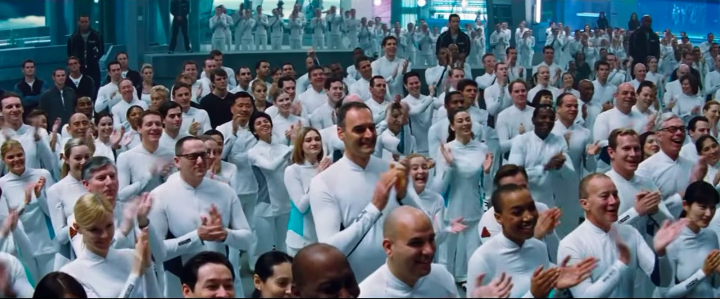 Foule applaudissant, vêtue de combinaisons blanches. Les clones du film « The Island » portent tous la même combinaison impersonnelle.